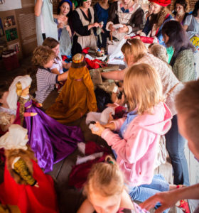 Warsztaty dla dzieci z przygotowania lalek w ubiorach inspirowanych modą średniowieczną
