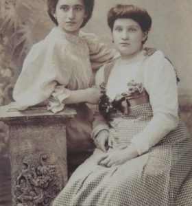 Złata Boms i Lea Prywes, 1906 r., Fotografia ze zbiorów Fundacji "Shalom".