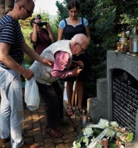 Mszana Dolna. Kamienie na grobie - pomniku stawia Henryk Zdanowski, naoczny świadek wstrząsającej zbrodni z 1942 r.