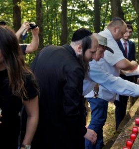 Biecz. Zapalenie zniczy na cmentarzu żydowskim w Bieczu.
