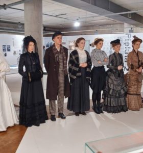 Pokaz mody XIX-wiecznej w Muzeum Historii Polski
