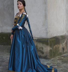 Suknia kastylijska z drugiej połowy XV wieku
