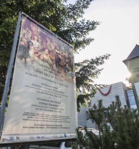 Plakat XIV edycji Labiryntu przed budynkiem Małopolskiego Centrum Kultury SOKÓŁ